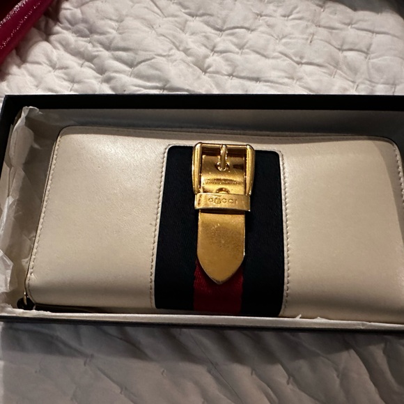 Authentic GUCCI Sylvie cream leather and stripe gold buckle wallet - Picture 7 of 16